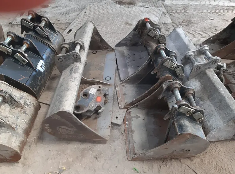 Set Of 4 x 3 Tonne Buckets & Quick Hitch